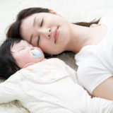 赤ちゃんとベッドの添い寝にひそむ危険性。赤ちゃんの守る安全対策